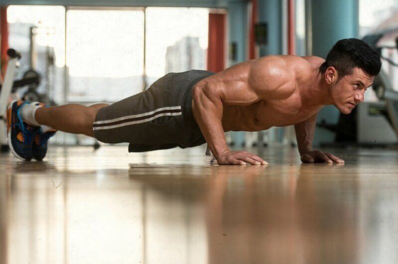 Om het libido te verhogen, volstaat het om meerdere push-ups vanaf de vloer uit te voeren. 